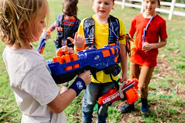 Вечеринка в стиле Nerf: оформление и сервировка стола