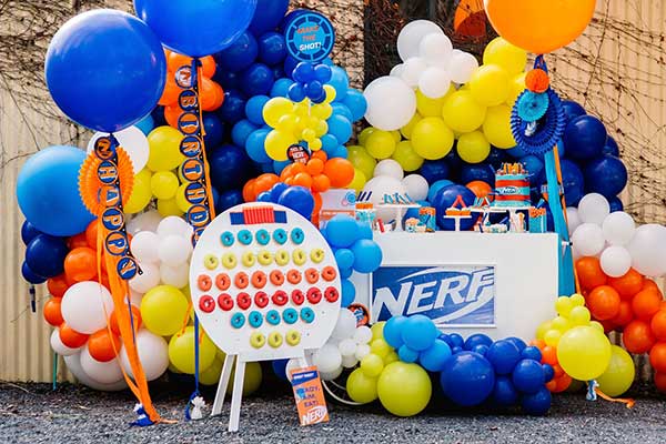 Вечеринка в стиле Nerf: оформление и сервировка стола